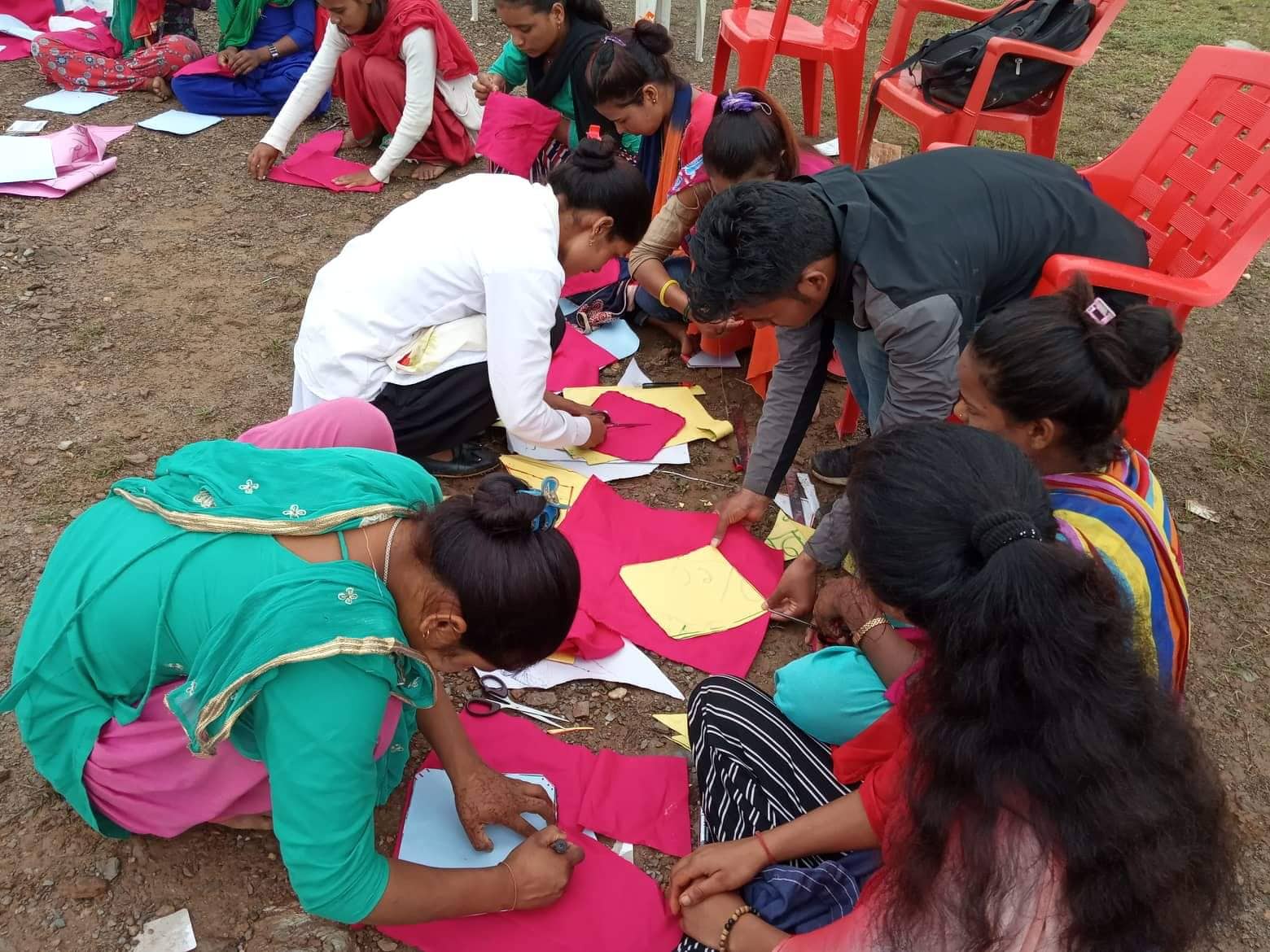 महिनावारी भएको वेला महिलाले प्रयोग गर्ने प्याड निर्माणमा सहयोग गर्दै भैरवीका किशोरहरु